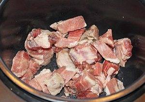 Мясо порезать кусочками. На режиме "жарка" или "выпечка" разогреть масло и жарить мясо 15-20 минут.