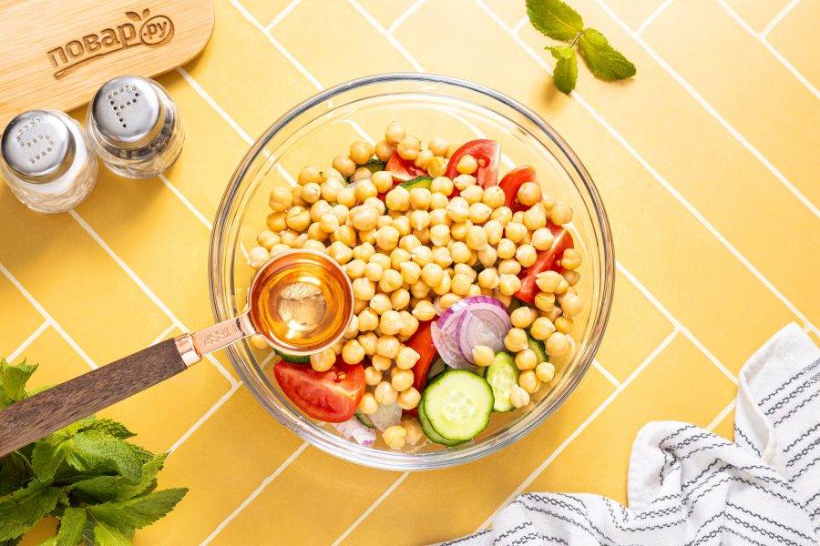 Заправьте салат оливковым маслом и лимонным соком.