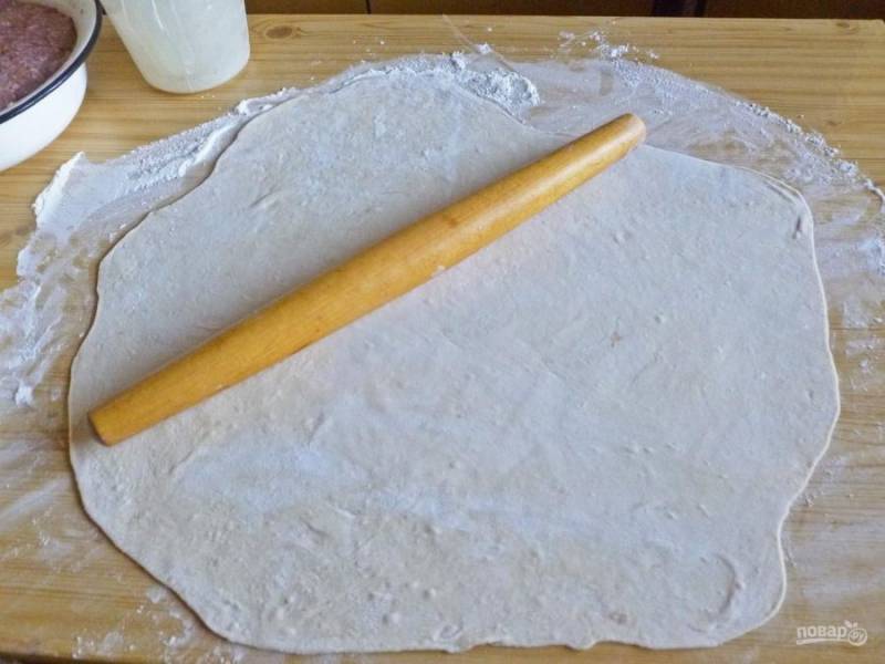 Тонко раскатайте тесто с помощью скалки.