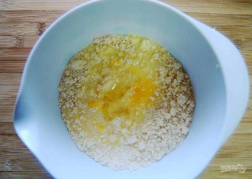 1. Яйца перемешайте с водой. В другой посуде муку смешайте с солью и маслом кубиками. Затем жидкие ингредиенты добавьте к сухим.