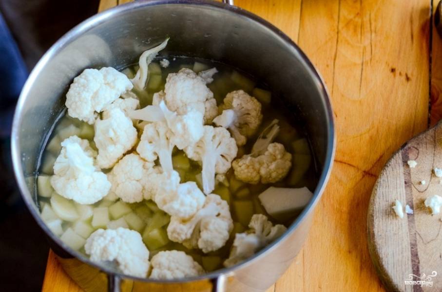 Сначала нарежьте мелко картофель и цветную капусту. Варите их вместе до готовности.