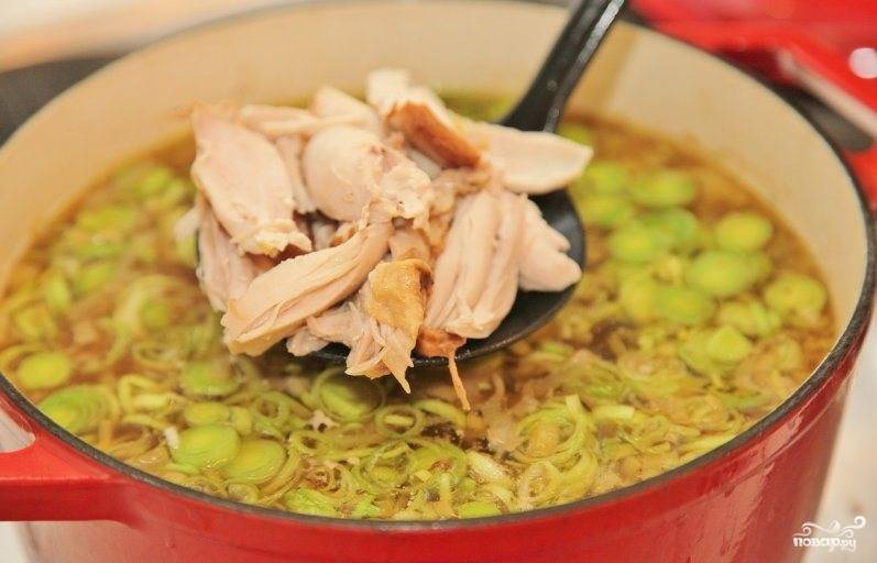 Куриное мясо отделяем от кости и закладываем в суп. Варим в течении 10 минут на среднем огне до готовности риса.