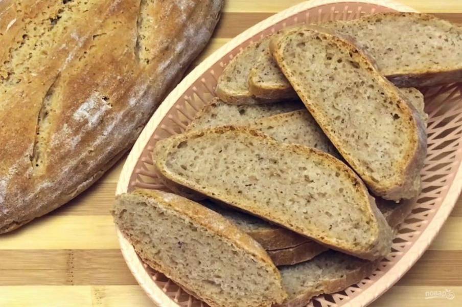 Духовку вместе с камнем для хлеба разогрейте до 200 градусов и выпекайте хлеб в течение 45 минут. Остудите хлеб на решетке. Приятного аппетита!