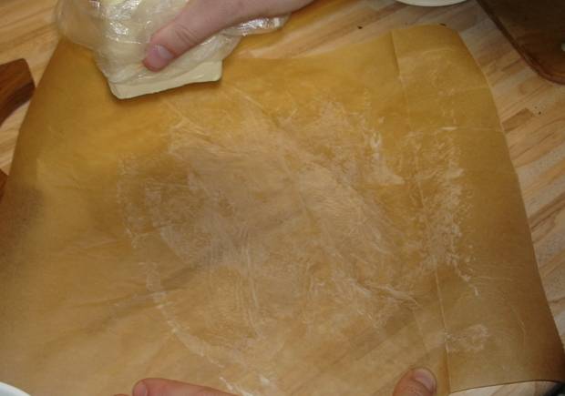 7. Добавить в фарш также сливки и сухари. Кусочек пергамента для выпечки смазать сливочным маслом. 