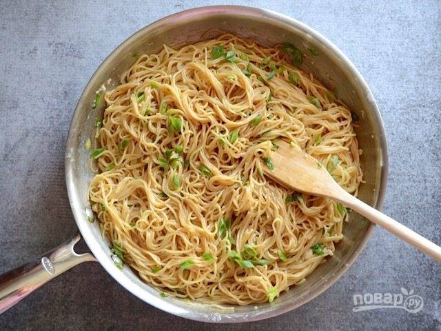 5.	Хорошенько перемешайте все содержимое сковороды, если паста слишком сухая, добавьте немного воды, в которой варили спагетти.