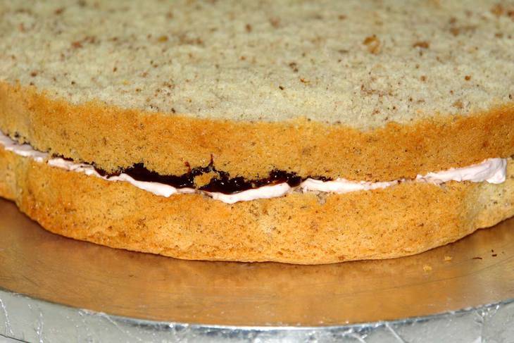 Прослоите торт кремом и шоколадным ганашом, затем отправьте его в холодильник на пару часов. 