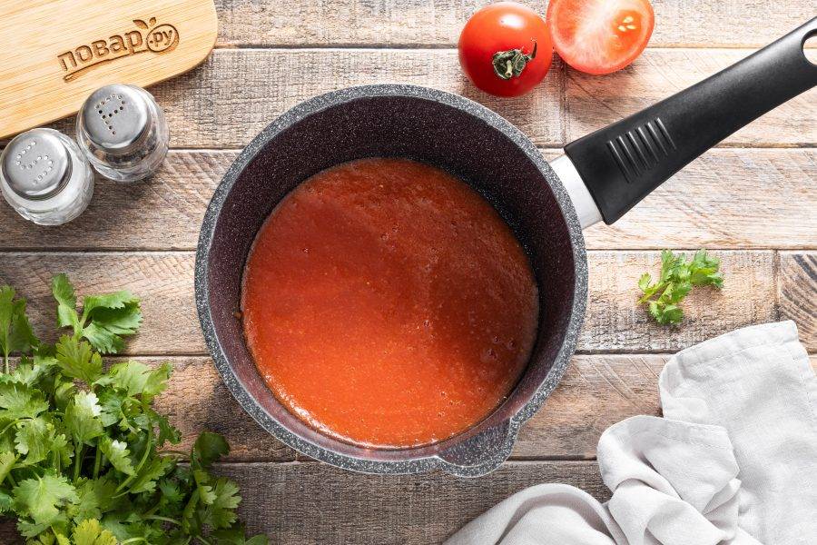 Получившееся томатное пюре перелейте обратно в кастрюлю.