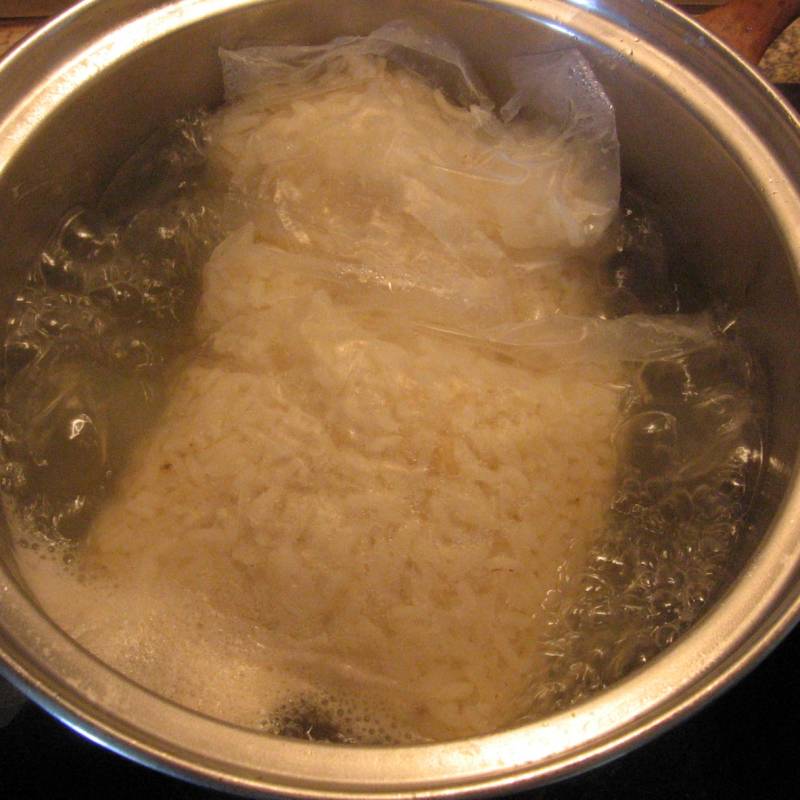 В подсоленную кипящую воду засыпать заранее промытый рис или 2 готовых пакетика риса.