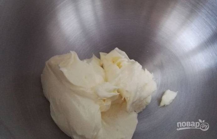 Пришло время крема из сгущёнки. Масло взбейте миксером 1-2 минуты.