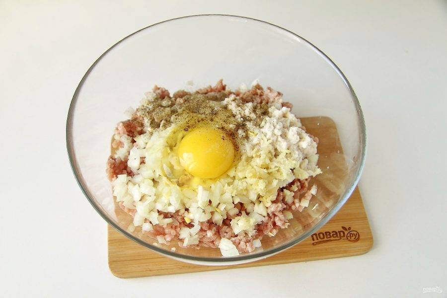 Добавьте к нему замоченный, но отжатый руками хлеб, нарезанный кубиками лук, измельченный чеснок, одно яйцо, соль и перец по вкусу. Для сочности можно добавить к фаршу 30-50 мл. холодной воды.
