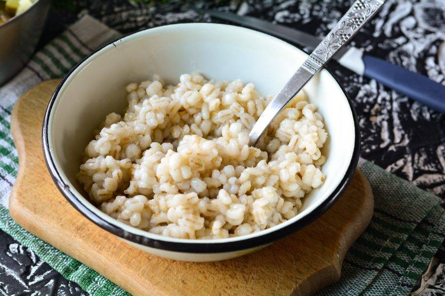 Рассольник с говядиной и перловкой с солеными огурцами