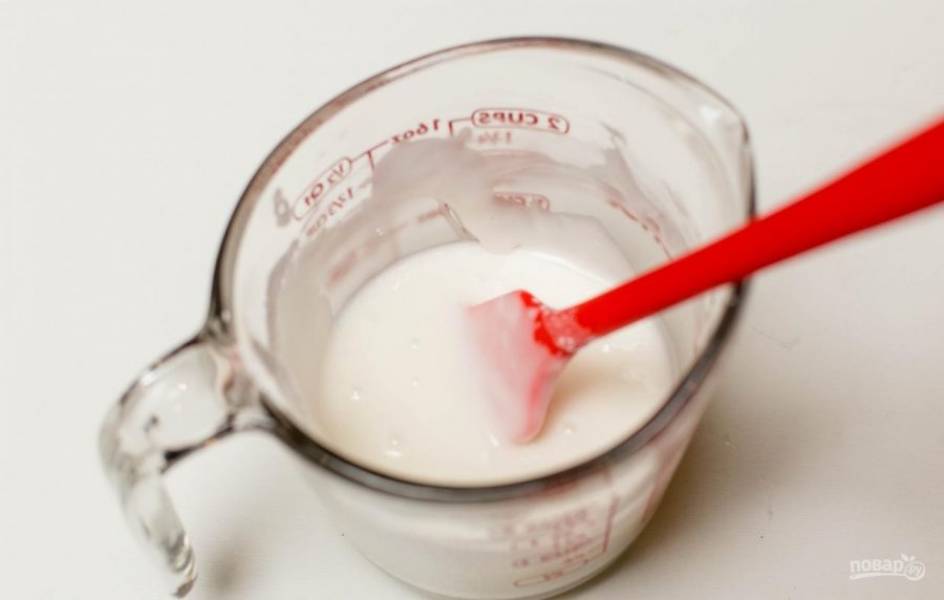 13.	Смешайте хорошенько сахарную пудру с оставшимся молоком.