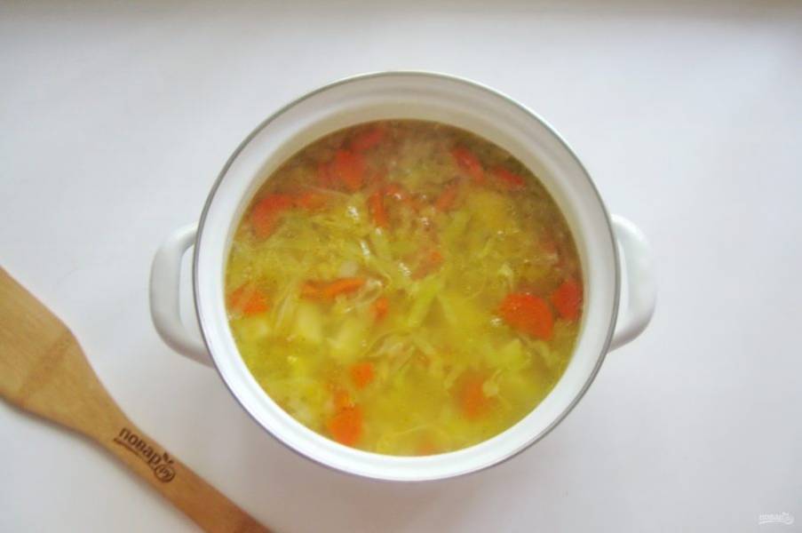 Варите суп еще 10-15 минут до готовности всех ингредиентов.