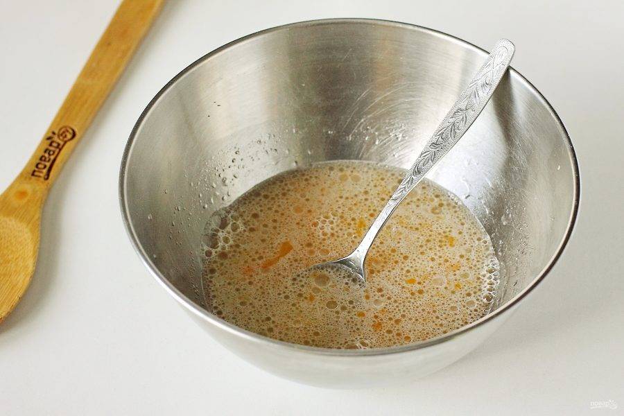 В глубокой миске соедините яйцо, воду и растительное масло. Добавьте 2 ч.л. соли и все немного взбейте венчиком или вилкой.