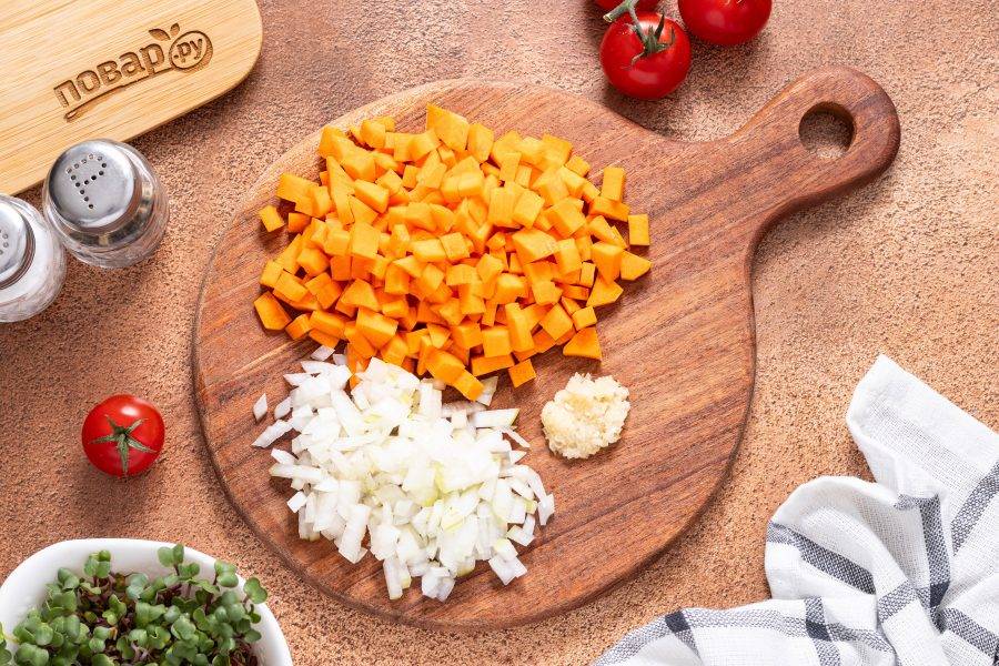 Репчатый лук и морковь очистите, нарежьте на мелкие кубики. Чеснок пропустите через пресс.