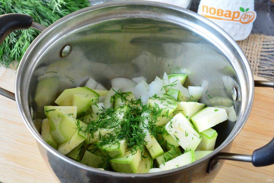 В кастрюлю всыпьте овощи, добавьте мелко нарезанный укроп.