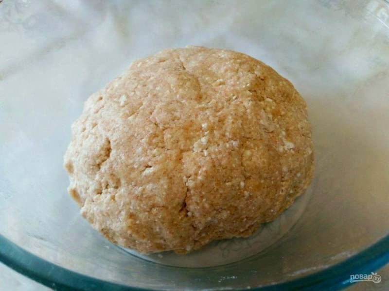 Тесто должно получиться мягким, легко отстающим от рук, с небольшими крупинками творога, которые растворятся при выпекании пирога. Поместите его в холодильник на 15-20 минут.