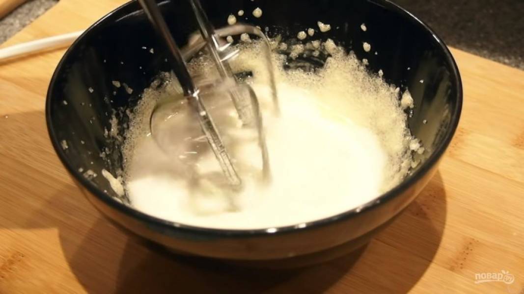 Часть молока поставьте на слабый огонь, добавьте туда ванилин. Пока греется молоко, отдельно разотрите желток с 45 г сахара, добавьте часть молока, которая осталась и оставшуюся муку. Взбейте массу до однородности. 