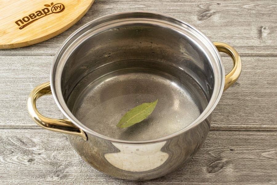 Для маринада вскипятите воду с лавровым листом, сахаром и солью. Влейте уксус, перемешайте и проварите 1 минуту.