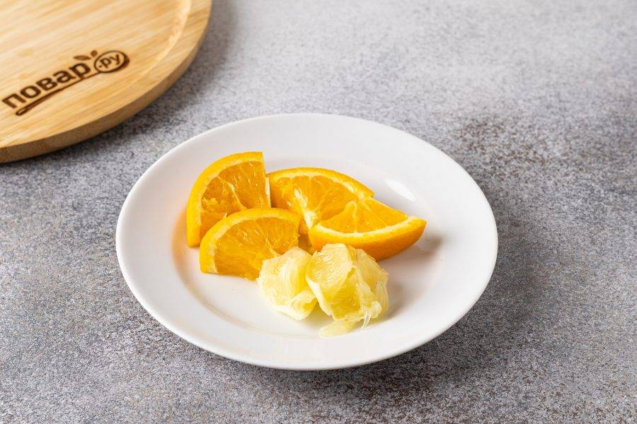 Апельсин и лимон помойте, обдайте кипятком. Лимон очистите от кожуры. Нарежьте ломтиками, при необходимости удалите косточки.