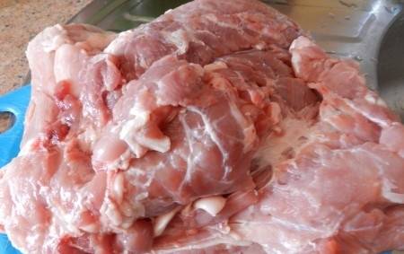 Данное количество сока рассчитано на 2 кг. мяса. Поэтому заранее подготовьте мясо и нарежьте его нужными кусочками. Положите их в большую кастрюлю.