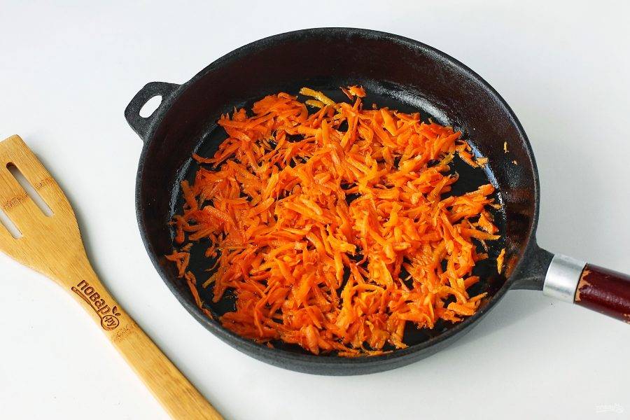 Морковь натрите на крупной терке и обжарьте на растительном масле до готовности.