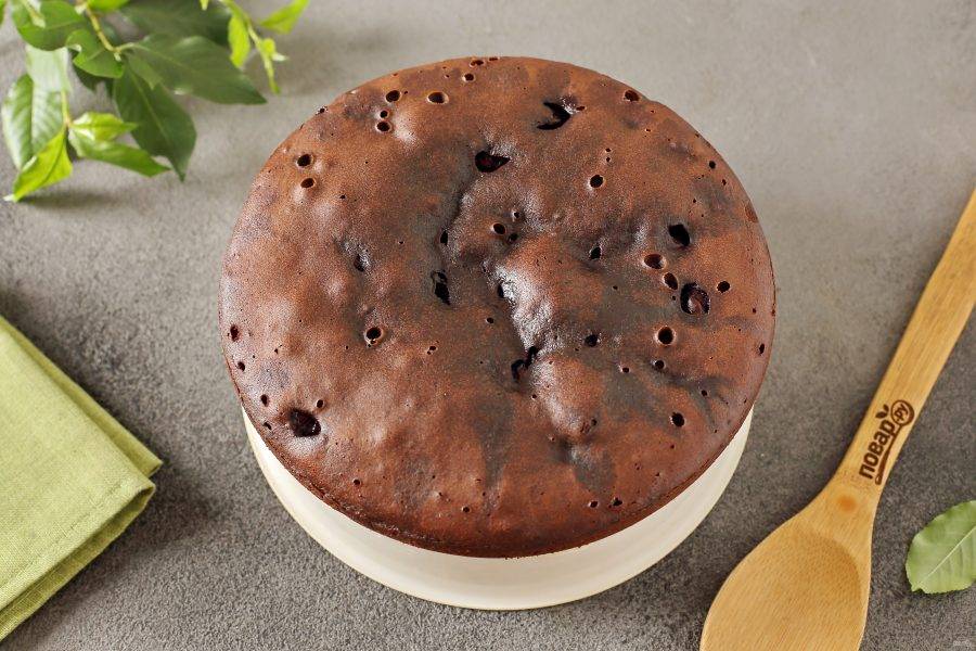 Готовый пирог выньте при помощи контейнера для варки на пару и остудите. Перед подачей украсьте выпечку шоколадной глазурью или просто посыпьте сахарной пудрой.