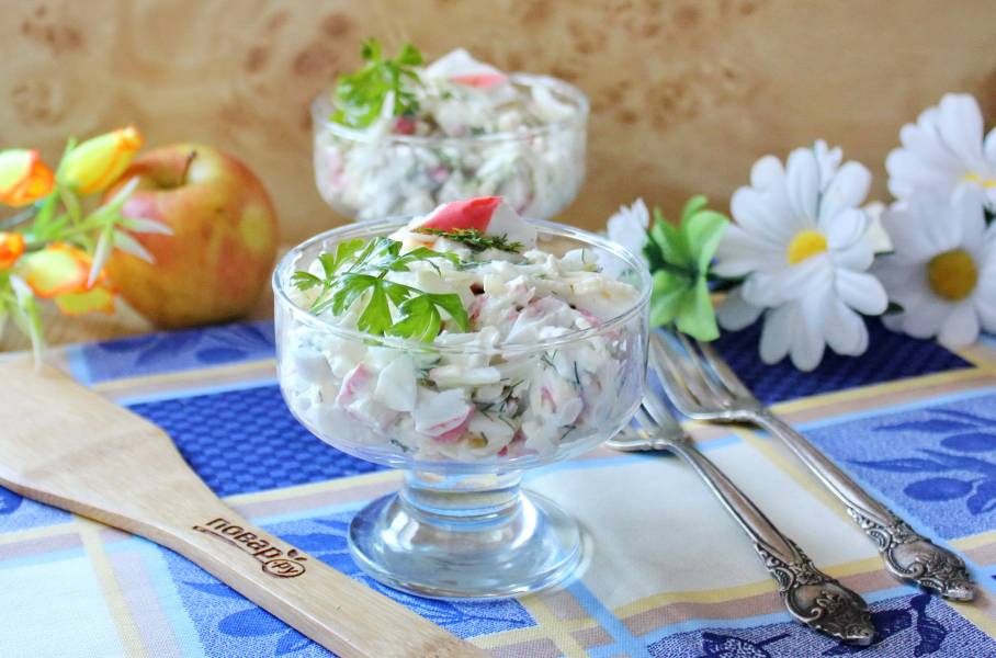 Салат с сыром, яблоком и крабовыми палочками