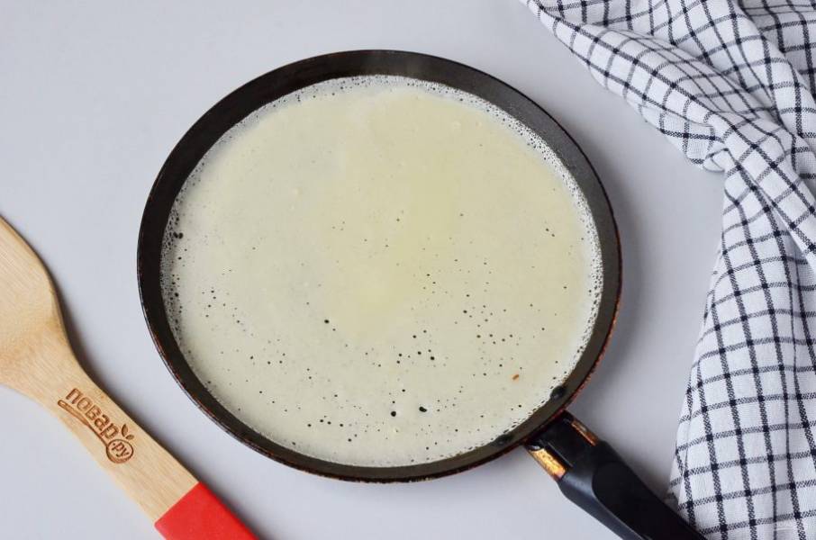 Жарьте на блины на горячей антипригарной сковороде. Наливайте по половнику теста, жарьте до зарумянивания краешков.