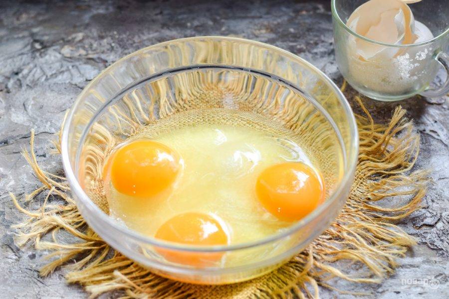 Всыпьте в миску весь сахар, добавьте куриные яйца.