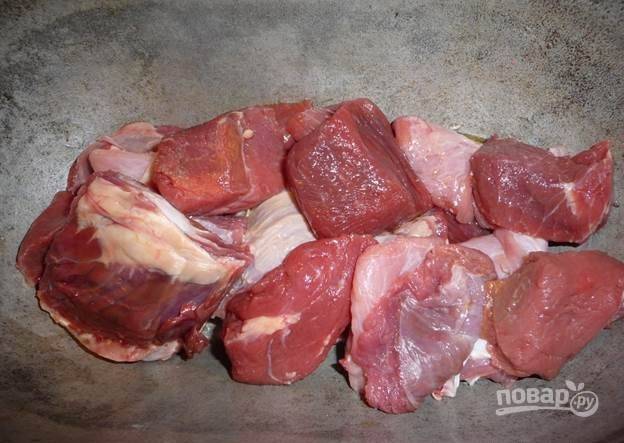 1.	Вымойте телятину и нарежьте небольшими кусочками. В кастрюлю с толстым дном (казанок) налейте немного растительного масла, выложите мясо.