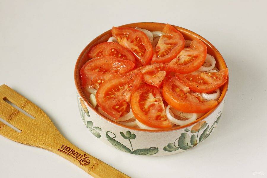 Затем равномерно выложите нарезанные дольками помидоры. Посыпьте помидоры по вкусу солью, черным перцем и сбрызните оливковым маслом. Запекайте в духовке при температуре 200 градусов около 25-30 минут.