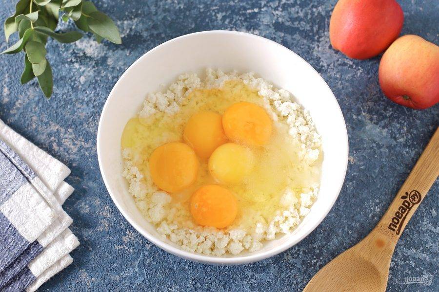 Соедините творог и яйца. Добавьте соль и подсластитель по вкусу.
