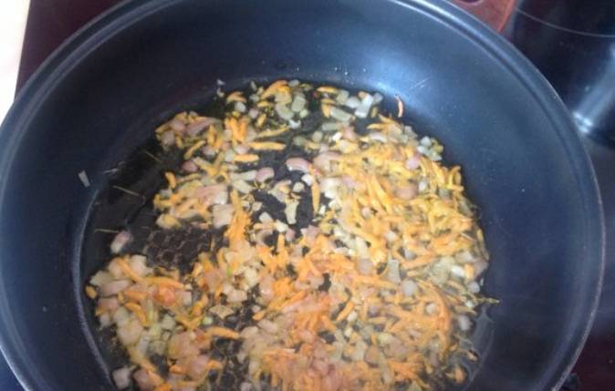 Обжариваем лук и морковь на растительном масле до золотистого цвета.