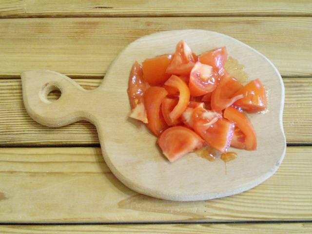 2. Порежьте овощным ножом помидоры на крупные кусочки, чтобы сохранить больше витаминов.