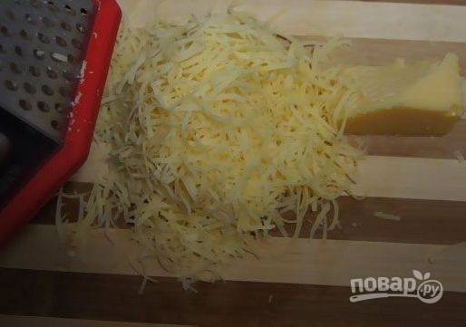 4. Теперь делаем "шубку" для рыбы: натираем твердый сыр на среднюю терку.