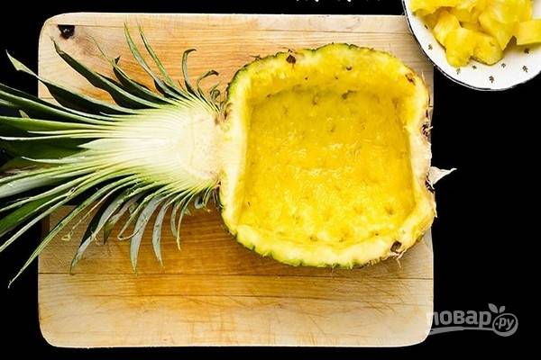 3.	Выложите нарезанную мякоть в чашку и пока отложите. Оставшаяся часть ананаса будет служить блюдом для подачи.
