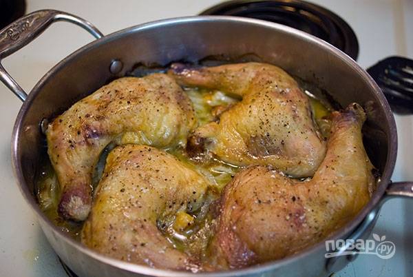 Отправьте курицу в духовку часа на полтора. Выделяющийся из готовых окорочков сок должен быть прозрачным, если проткнуть мясо ножом.