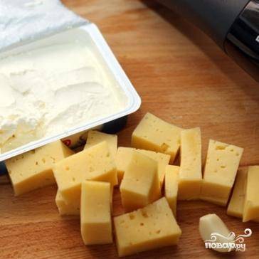 Российский сыр нарезаем кубиками, чеснок чистим.