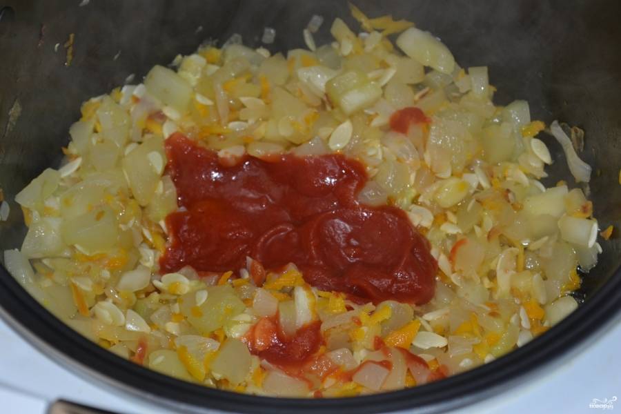 За 30 минут до окончания варки добавьте томатную пасту, хорошо перемешайте.