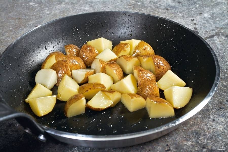 Картошку хорошенько вымойте, потому что кожицу с нее счищать не надо. Разрежьте каждый корнеплод на четыре части и обжарьте на сливочном масле на сковороде до готовности. Подавайте картофель с рулькой и капустой. 