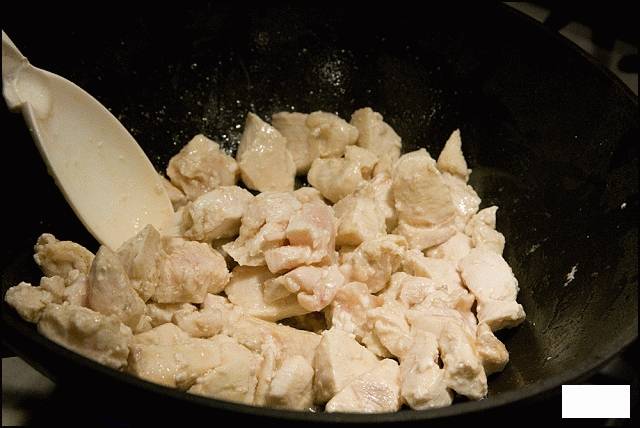 Измельченное куриное филе обжарьте на сковороде в течение 3-4 минут.