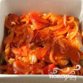 4.	Обжаренные стейки горбуши выкладываем в  глубокую посуду и готовым томатным соусом заливаем.