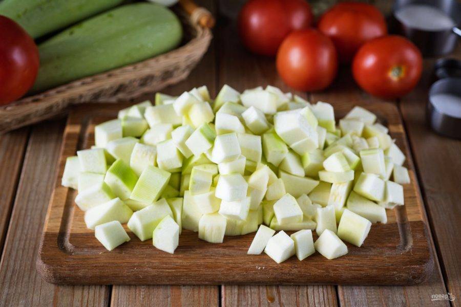 Кабачки нарежьте небольшими кубиками.