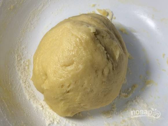 Замешиваем тесто, скатываем его в шар, который заворачиваем в пищевую пленку. Кладем тесто в морозилку на 20 минут.