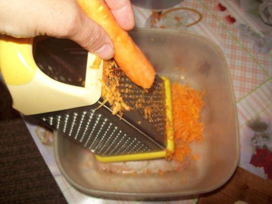 3. Морковь очистить и натереть на терке. В рецепт приготовления рагу из патиссонов можно использовать абсолютно любые овощи по вкусу. 