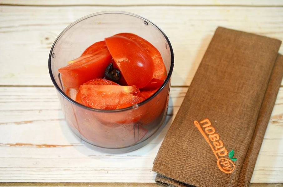 2. Положите помидоры в чашу блендера.
