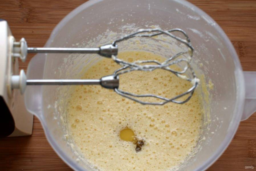 Взбейте мягкое сливочное масло с сахаром добела.
По одному вбейте яйца, тщательно перемешивая каждое.

