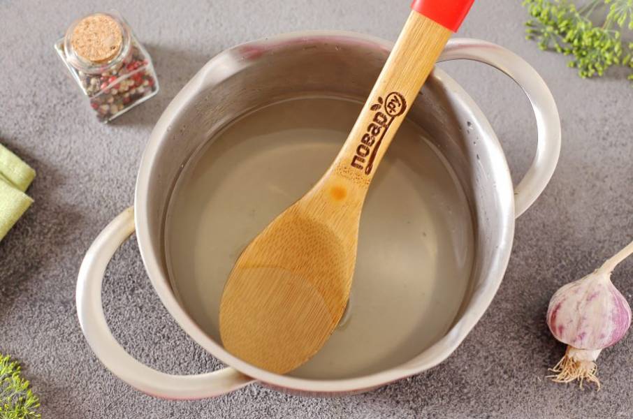 После чего воду слейте в кастрюлю, добавьте сахар, соль и доведите до кипения. В самом конце влейте уксус.