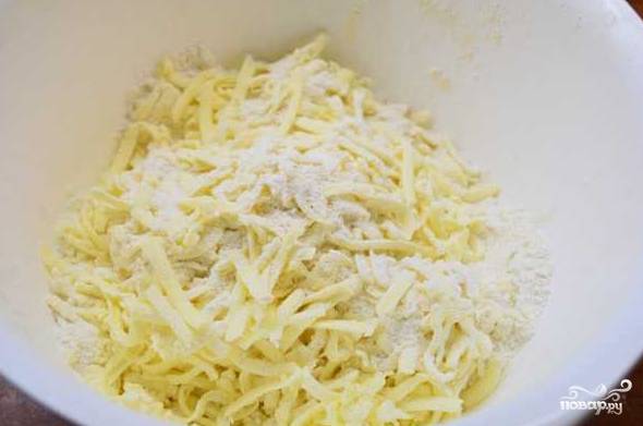 5. На терке натрите (можно порубить ножом на очень мелкие кусочки) холодное сливочное масло. Тщательно руками разомните в однородную крошку.